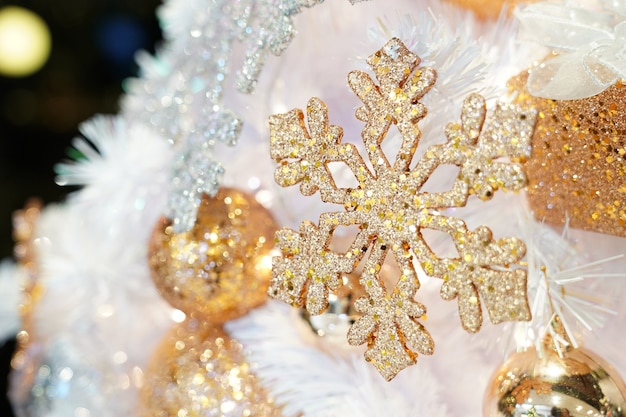 Décoration de Noël sur le thème de l'or avec archet et coffret cadeau.