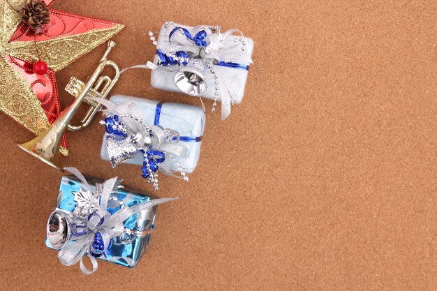 Photo décoration de noël avec toile de fond en bois brun.