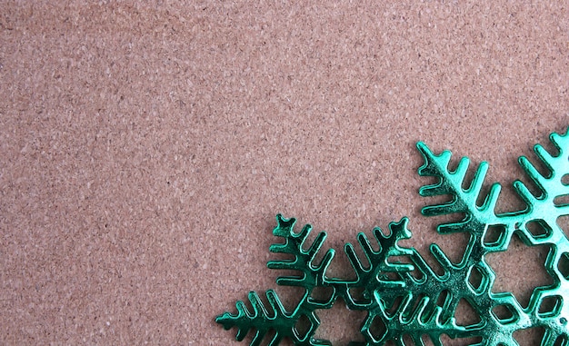 Décoration de Noël avec toile de fond en bois brun.