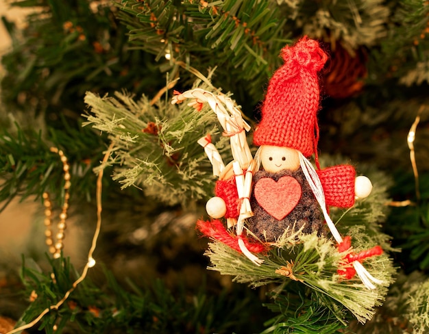 Décoration de Noël traditionnelle une poupée dans un chaperon rouge visage en bois avec une chèvre en paille décoration festive carte de Noël