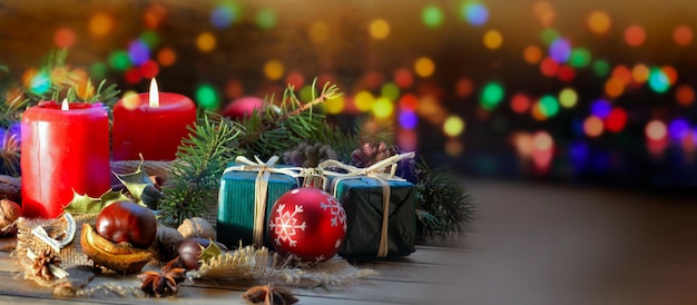 Décoration de noël traditionnelle sur une table avec des bougies et un fond clair coloré