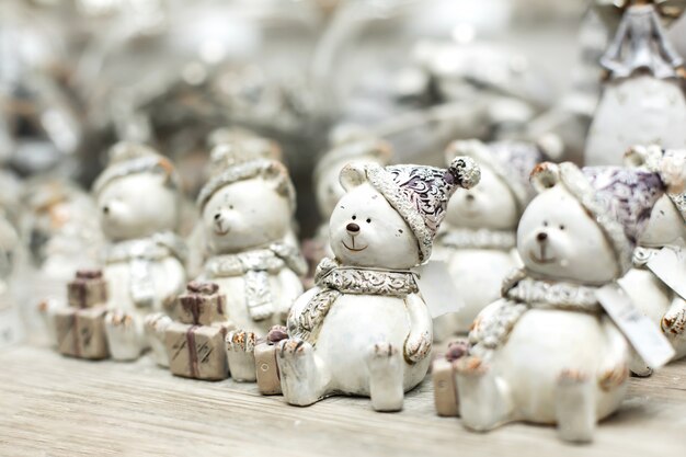 Décoration de Noël de vacances. Étagère avec des figures d'ours blancs jouets.