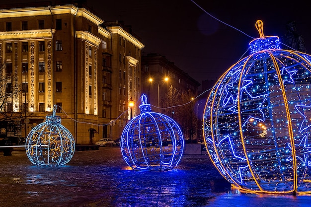 Décoration de Noël de la ville de Saint-Pétersbourg, en Russie. Grandes boules de Noël rougeoyantes.