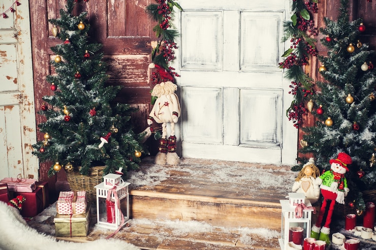Photo décoration de noël vintage de la porte d'entrée avec des cadeaux et des lumières