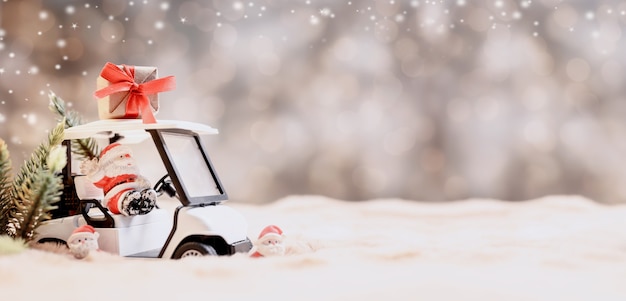 Décoration de Noël avec voiture de golf en décembre.