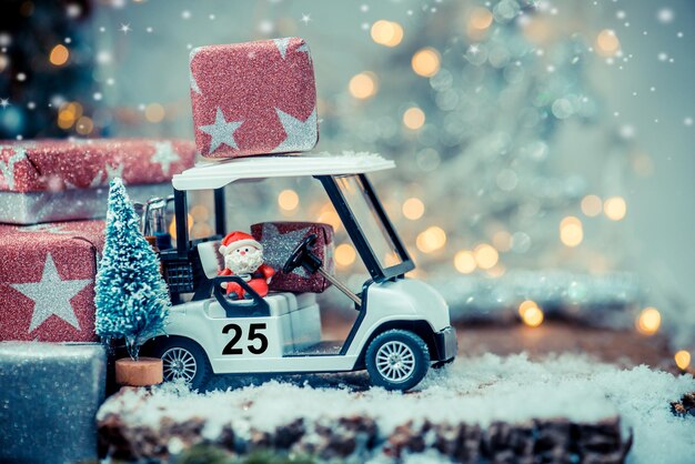 Décoration de Noël avec voiture de golf en décembre