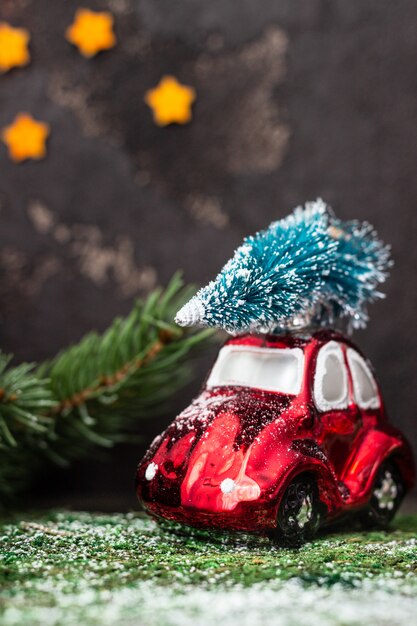 Décoration de Noël avec voiture jouet et arbre de Noël