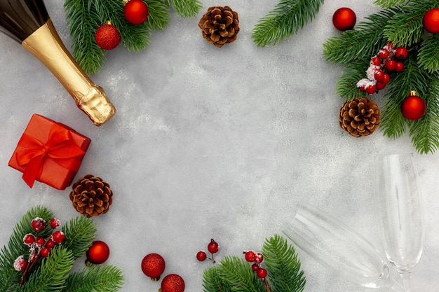 Décoration de nouvel an avec une bouteille de champagne et des branches de sapin