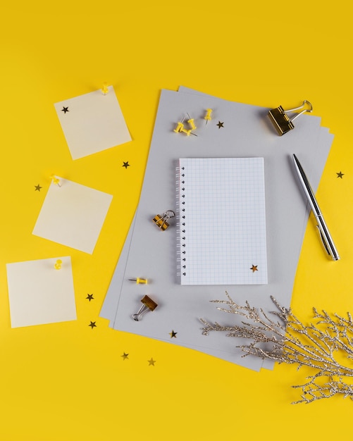 Décoration de nouvel an de table de bureau jaune avec cahier vierge