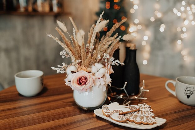 Décoration de la nouvelle table. Belle nouvelle année et Noël. Cadeaux