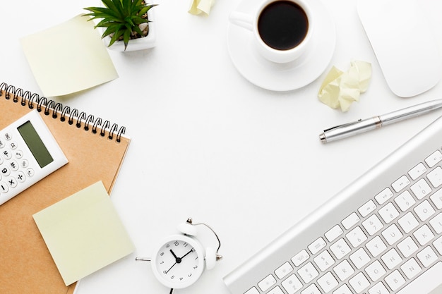 Photo décoration avec des objets de bureau