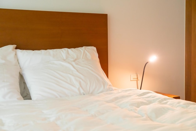 Photo décoration d'oreiller blanc sur le lit dans la chambre