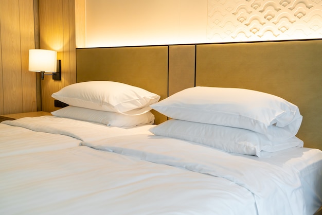 décoration d'oreiller blanc sur le lit