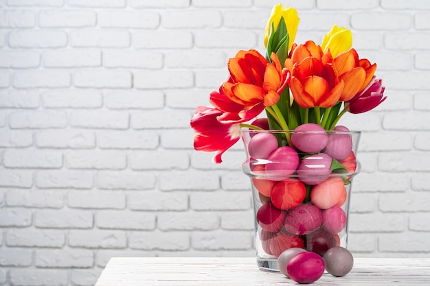 Décoration de Pâques. Bouquet de fleurs aux oeufs colorés