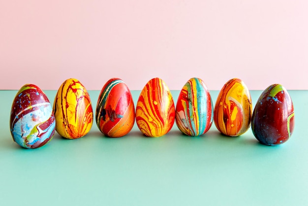 Décoration de Pâques sur fond vert et rose oeufs de Pâques colorés