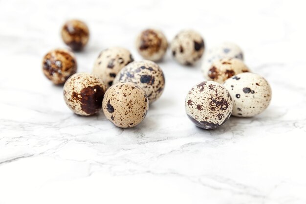 Décoration de Pâques minimale avec des oeufs sur une table en marbre blanc