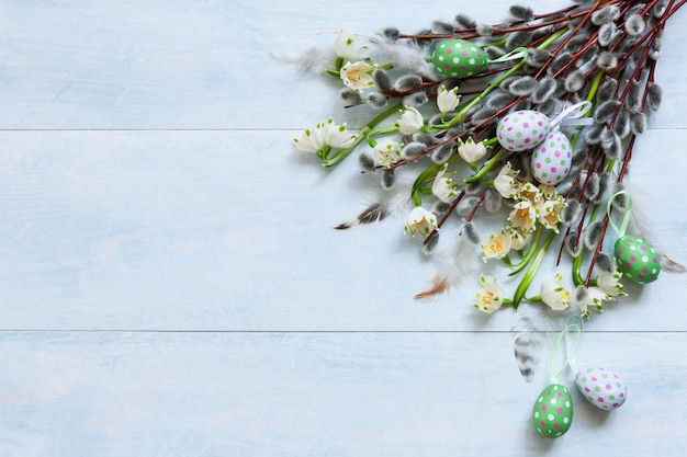 Décoration de Pâques Oeufs de Pâques, saule et perce-neige. Vue de dessus, gros plan, plat poser