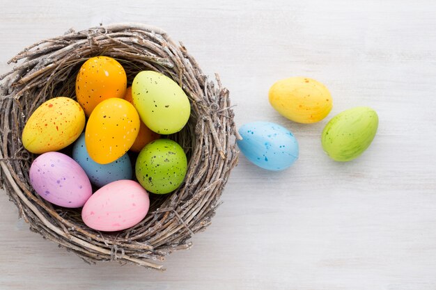 Décoration de Pâques et de printemps, chatons et œufs.