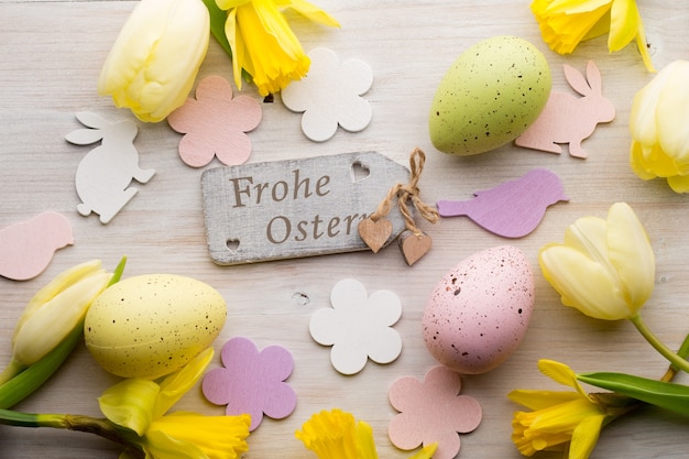 Photo décoration de pâques et de printemps, fleurs et œufs.