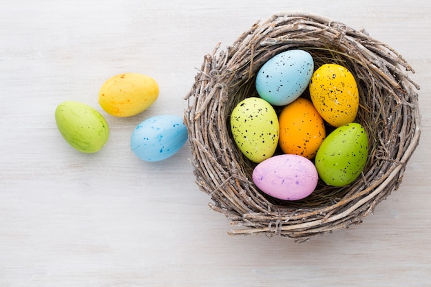 Décoration de Pâques et de printemps avec des oeufs colorés