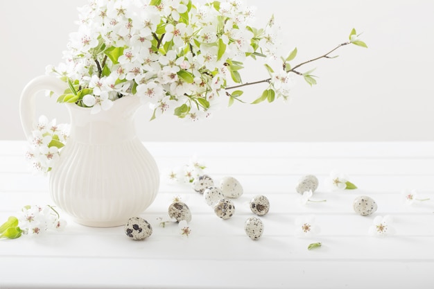 Décoration de Pâques sur une table en bois blanc