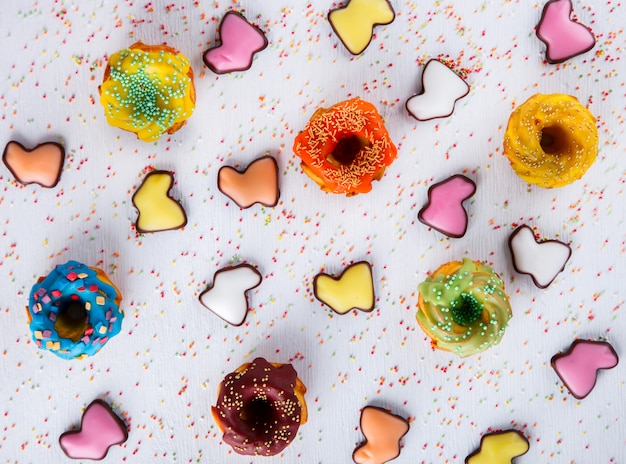 Décoration de petits gâteaux glaçure colorée. Préparation des vacances de Pâques