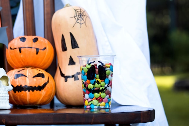 Décoration pour les citrouilles d'Halloween avec des visages effrayants bonbons colorés et bonbons