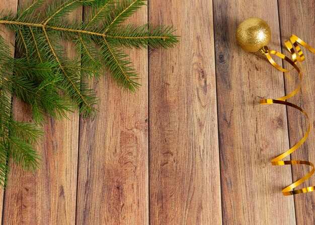 Décoration pour Noël sur fond de bois Branche d'arbre de Noël et boules pour la célébration du Nouvel An de l'arbre de Noël