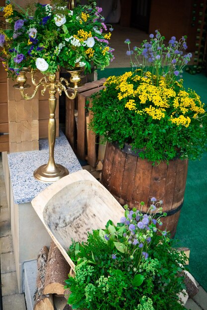 Décoration de restaurant de fleurs pour table de mariage de la célébration des jeunes mariés