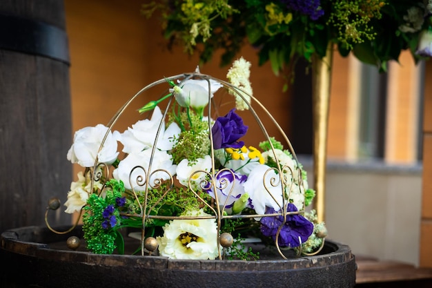 Décoration de restaurant de fleurs pour table de mariage de la célébration des jeunes mariés