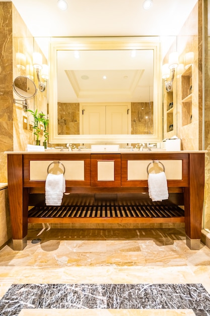 Décoration de robinet et lavabo de luxe dans la salle de bain