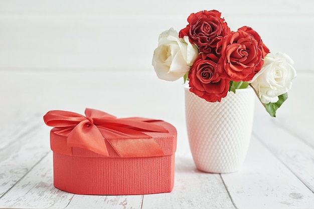 Décoration romantique de la Saint-Valentin avec roses rouges et coffret cadeau. Carte de voeux de bonne Saint-Valentin.