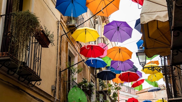 Décoration de rue avec parapluies multicolores