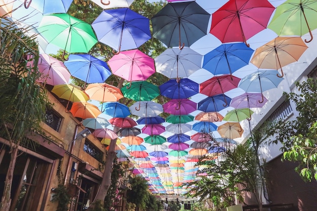 Décoration de rue parapluies sur ruelle commerçante à Nicosie Chypre du Nord