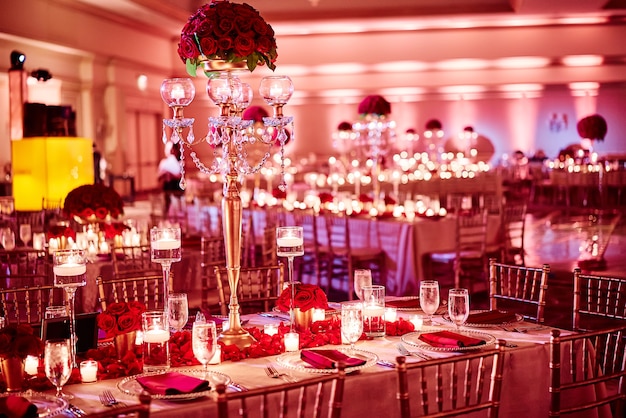 Photo décoration de salle de dîner de réception de mariage indien avec le thème de luxe or rouge