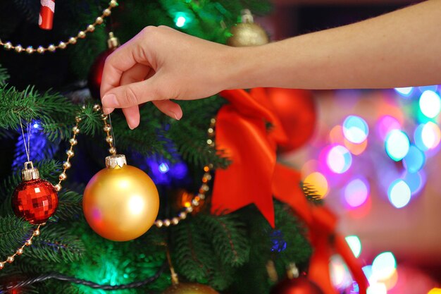 Décoration de sapin de Noël sur fond clair