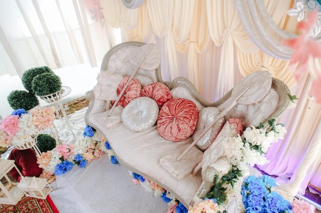 Photo décoration de la scène avec des fleurs une configuration de mariage traditionnelle malaisienne