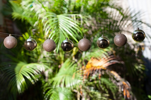 décoration de sphères de noël dorées