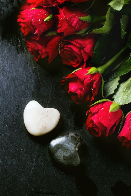 Décoration St Valentin avec bouquet de roses et pierre en forme de coeur