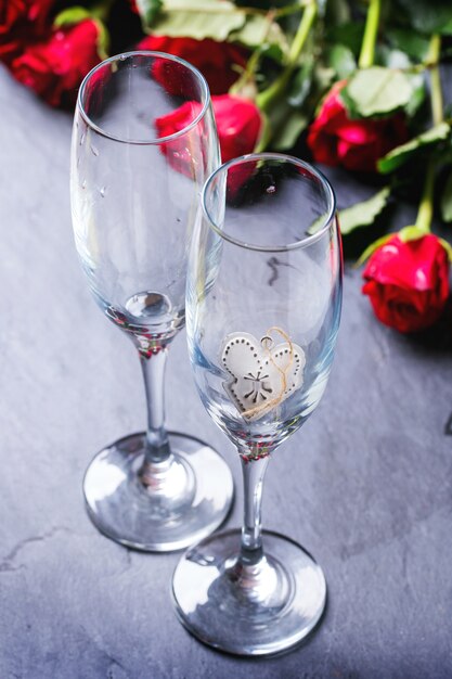 Décoration St Valentin avec bouquet de roses et verres de champagne