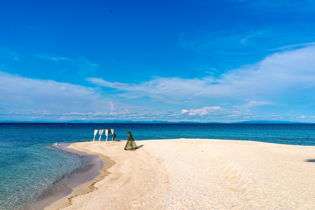 Décoration de stand de mariage pré sur la plage de l'île de Thaïlande, en journée à ciel ouvert.