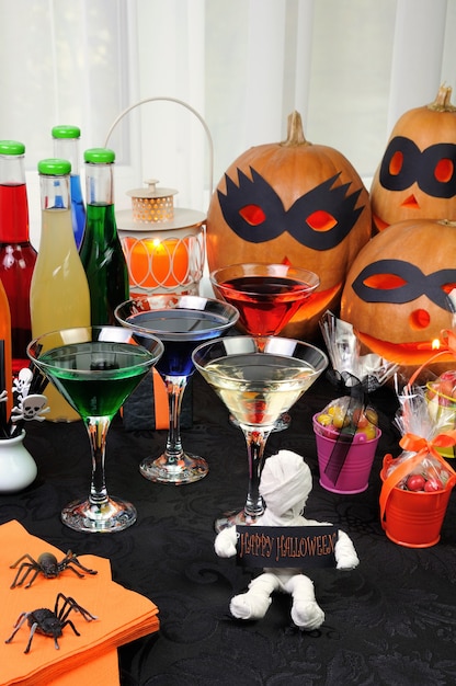 Décoration de table avec boissons et rafraîchissements à Halloween