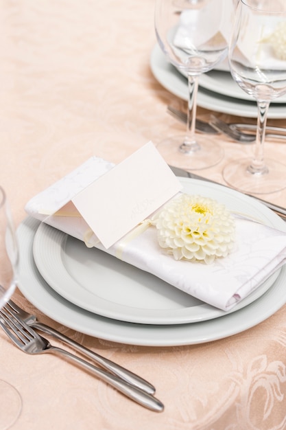 Décoration sur la table du restaurant pour un banquet de mariage