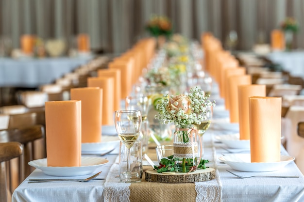 Photo décoration de table festive pour un banquet en orange