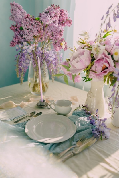 décoration de la table de fête avec des fleurs aux couleurs délicates et aux nuances claires