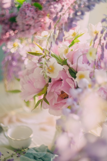 décoration de la table de fête avec des fleurs aux couleurs délicates et aux nuances claires