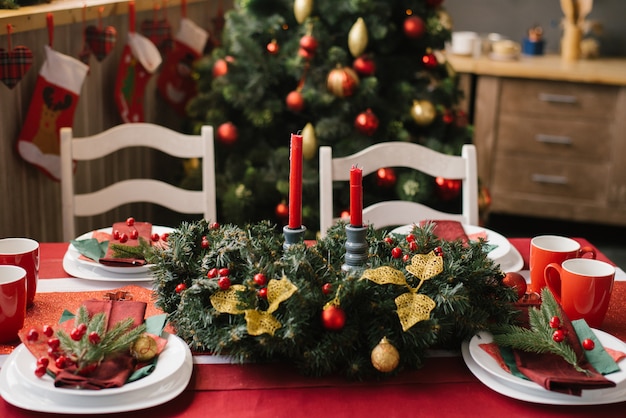 Décoration de table de fête, réglage de table pour le dîner de Noël