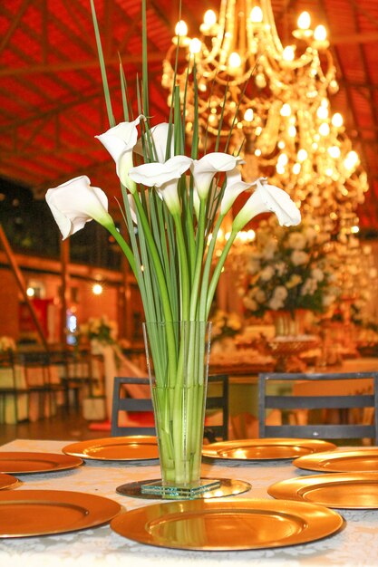 Décoration de table avec fleur blanche