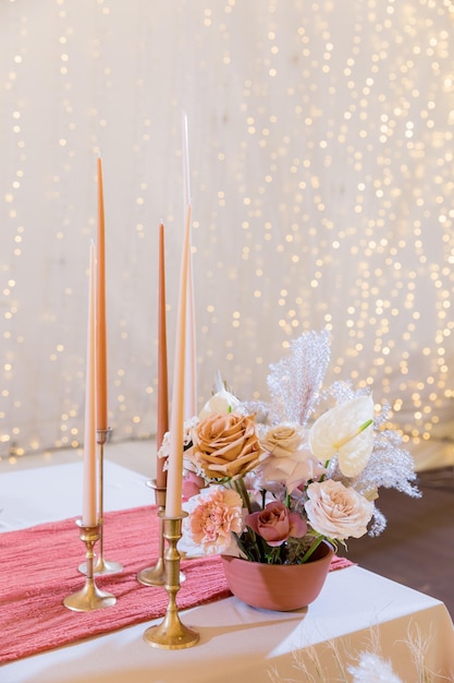 Décoration de table de mariage Belle bougie et fleurs roses