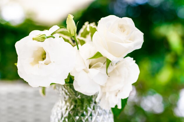 Décoration De Table De Mariage Et Bouquet De Beauté Floral De Roses Blanches Dans Un Beau Restaurant De Luxe...